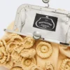 Piccola borsa a forma di pasticcino effetto rafia con fiori, beige Piccola borsa a forma di pasticcino effetto rafia con fiori, beige