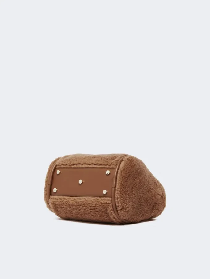 Piccola borsa marine in tessuto teddy, color cammello
