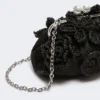 Piccola pochette a forma di pasticcino effetto rafia con fiori, nera Piccola pochette a forma di pasticcino effetto rafia con fiori, nera