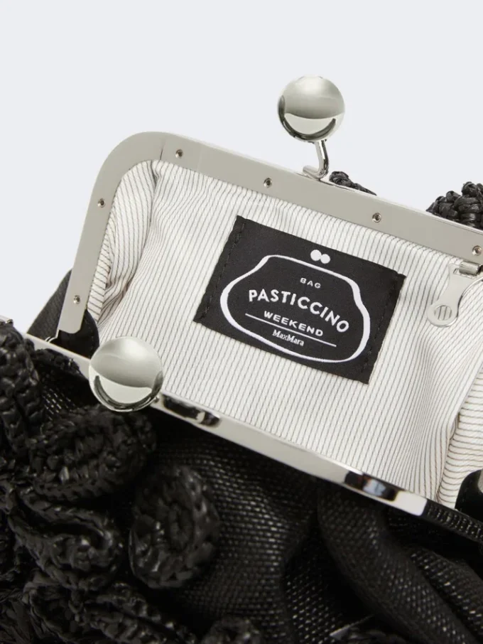 Piccola pochette a forma di pasticcino effetto rafia con fiori, nera Piccola pochette a forma di pasticcino effetto rafia con fiori, nera