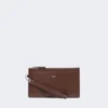 Pochette in pelle con cinturino da polso, color cacao