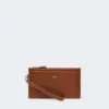 Pochette in pelle con cinturino da polso, marrone ambra