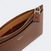 Pochette in pelle con cinturino da polso, marrone ambra
