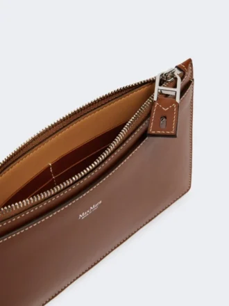 Pochette in pelle con cinturino da polso, marrone ambra