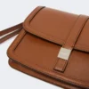 Pochette in pelle liscia, color tabacco Pochette in pelle liscia, color tabacco