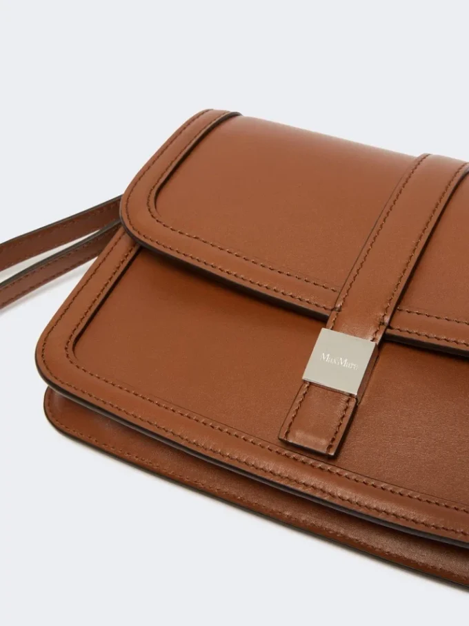 Pochette in pelle liscia, color tabacco Pochette in pelle liscia, color tabacco
