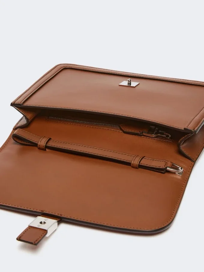 Pochette in pelle liscia, color tabacco Pochette in pelle liscia, color tabacco