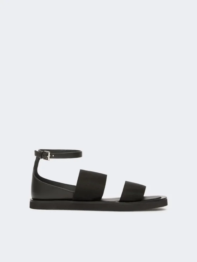 Sandali piatti in pelle e fettuccia elasticizzata, neri Sandali piatti in pelle e fettuccia elasticizzata, neri