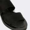 Sandali piatti in pelle e fettuccia elasticizzata, neri Sandali piatti in pelle e fettuccia elasticizzata, neri