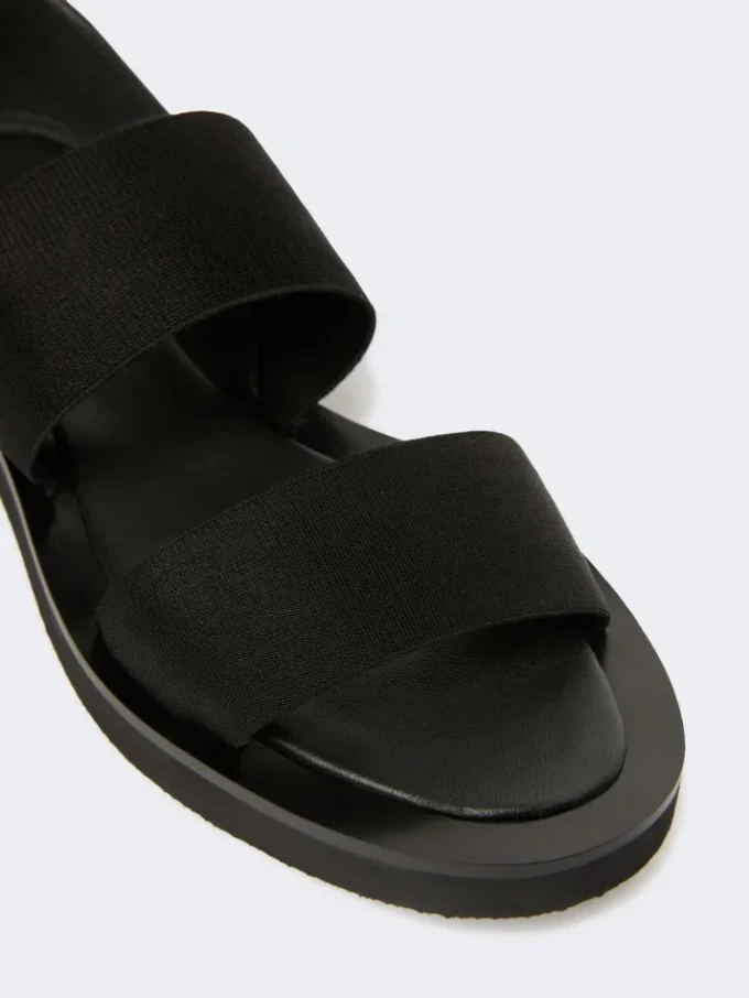 Sandali piatti in pelle e fettuccia elasticizzata, neri Sandali piatti in pelle e fettuccia elasticizzata, neri