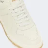 Scarpe da ginnastica basse in pelle martellata, bianche Scarpe da ginnastica basse in pelle martellata, bianche