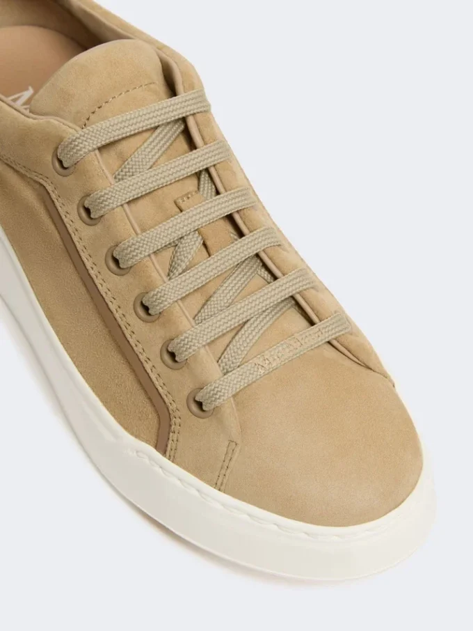 Sneakers in pelle scamosciata, color sabbia Sneakers in pelle scamosciata, color sabbia
