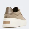 Sneakers in pelle scamosciata, colore fango Sneakers in pelle scamosciata, colore fango
