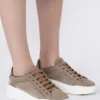 Sneakers in pelle scamosciata, colore fango Sneakers in pelle scamosciata, colore fango