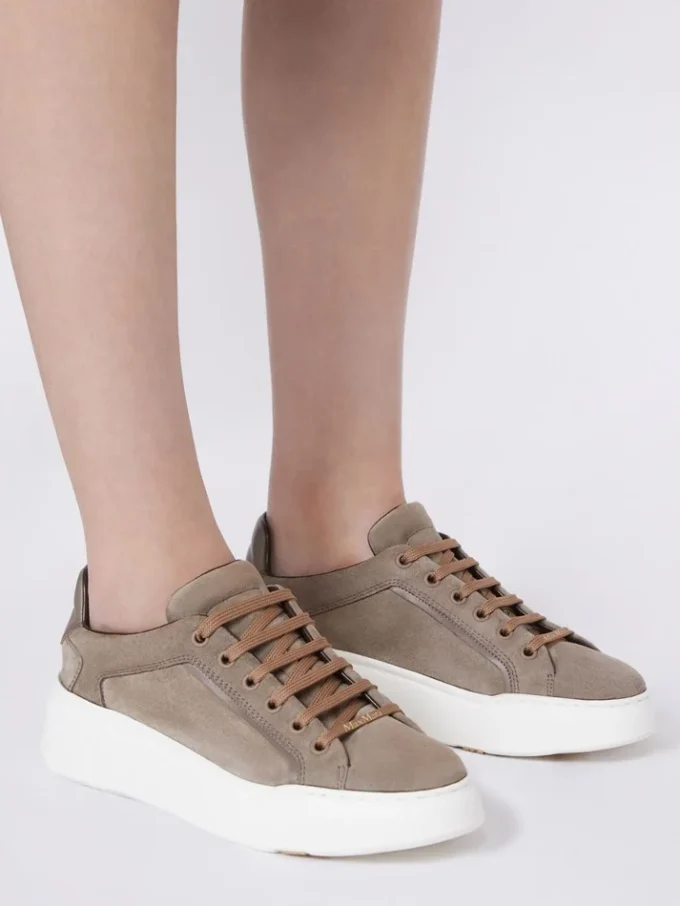 Sneakers in pelle scamosciata, colore fango Sneakers in pelle scamosciata, colore fango