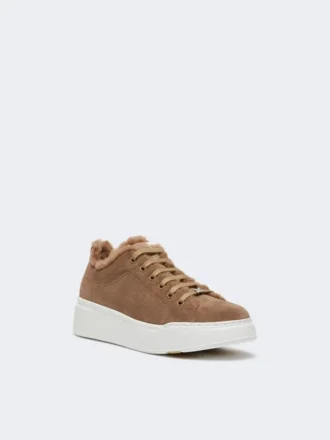 Sneakers in pelle scamosciata e tessuto teddy, color nocciola