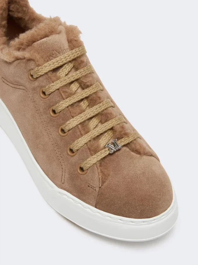 Sneakers in pelle scamosciata e tessuto teddy, color nocciola Sneakers in pelle scamosciata e tessuto teddy, color nocciola