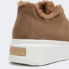 Sneakers in pelle scamosciata e tessuto teddy, color nocciola Sneakers in pelle scamosciata e tessuto teddy, color nocciola