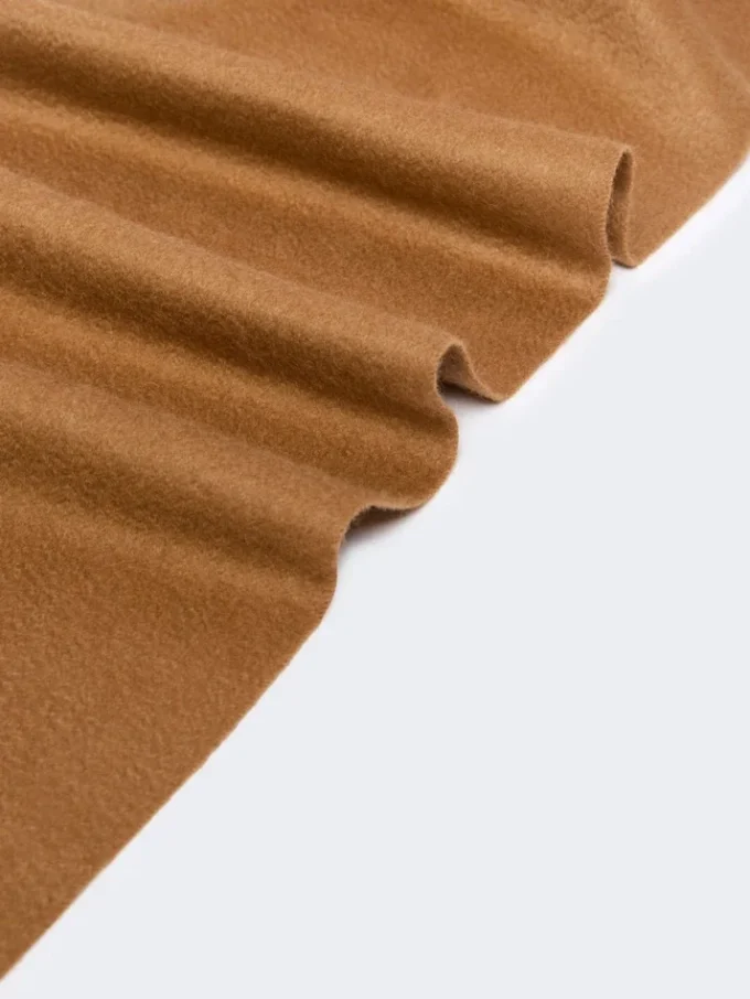 Stola in cashmere con ricamo monogramma, color tabacco Stola in cashmere con ricamo monogramma, color tabacco
