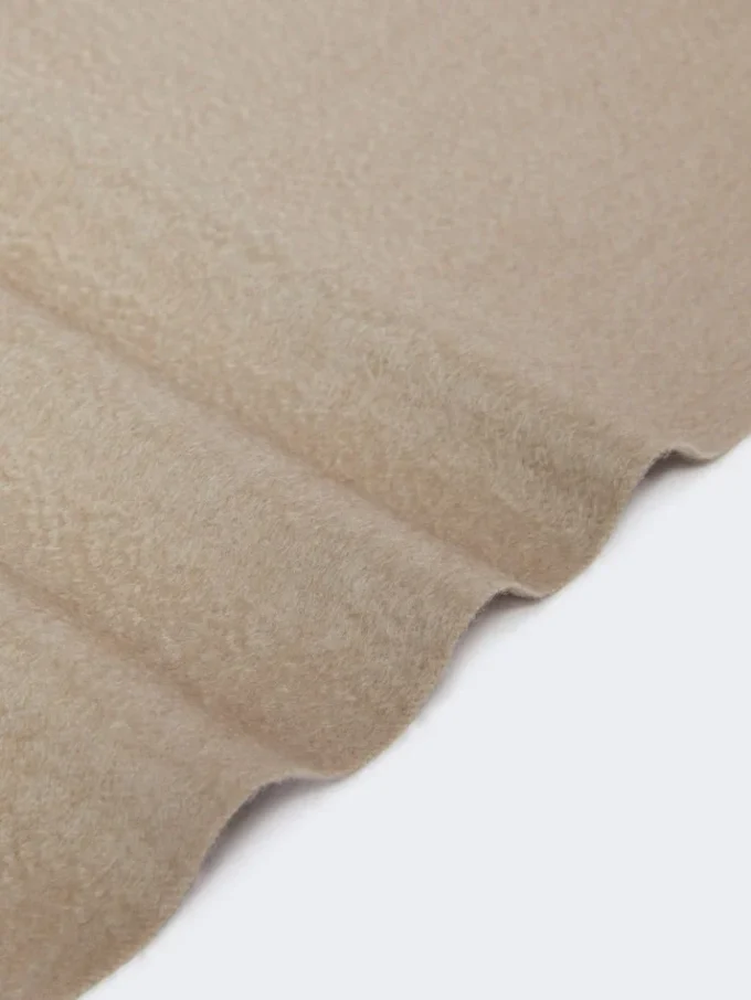 Stola in puro cashmere con dettaglio monogramma, sabbia Stola in puro cashmere con dettaglio monogramma, sabbia